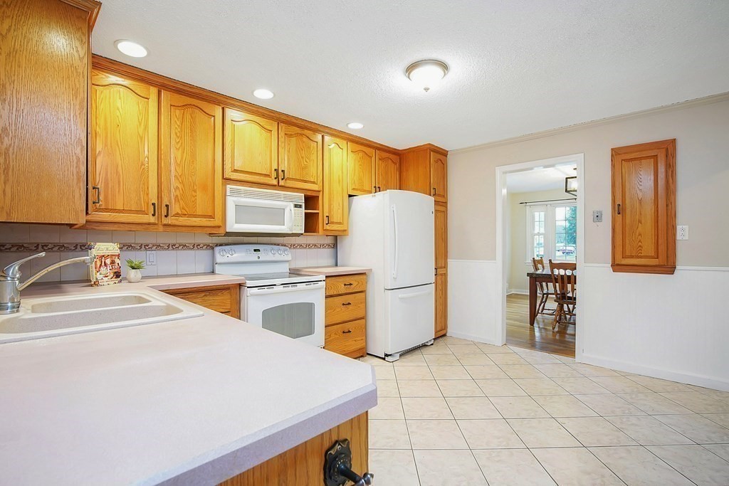 645 Allen Street Springfield, MA 01118 - Photo 9 of 29