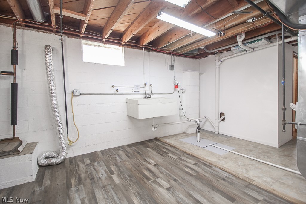 11988 Robson Road Grafton, OH 44044 - Photo 27 of 35 Laundry area with utility tub.