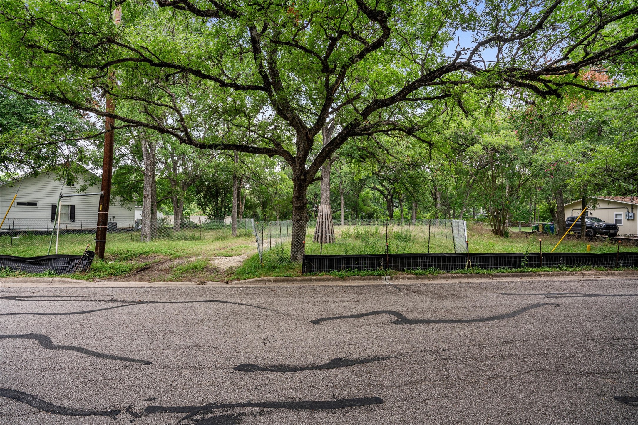 3928 East 16th Street Austin, TX 78721 - Photo 8 of 32