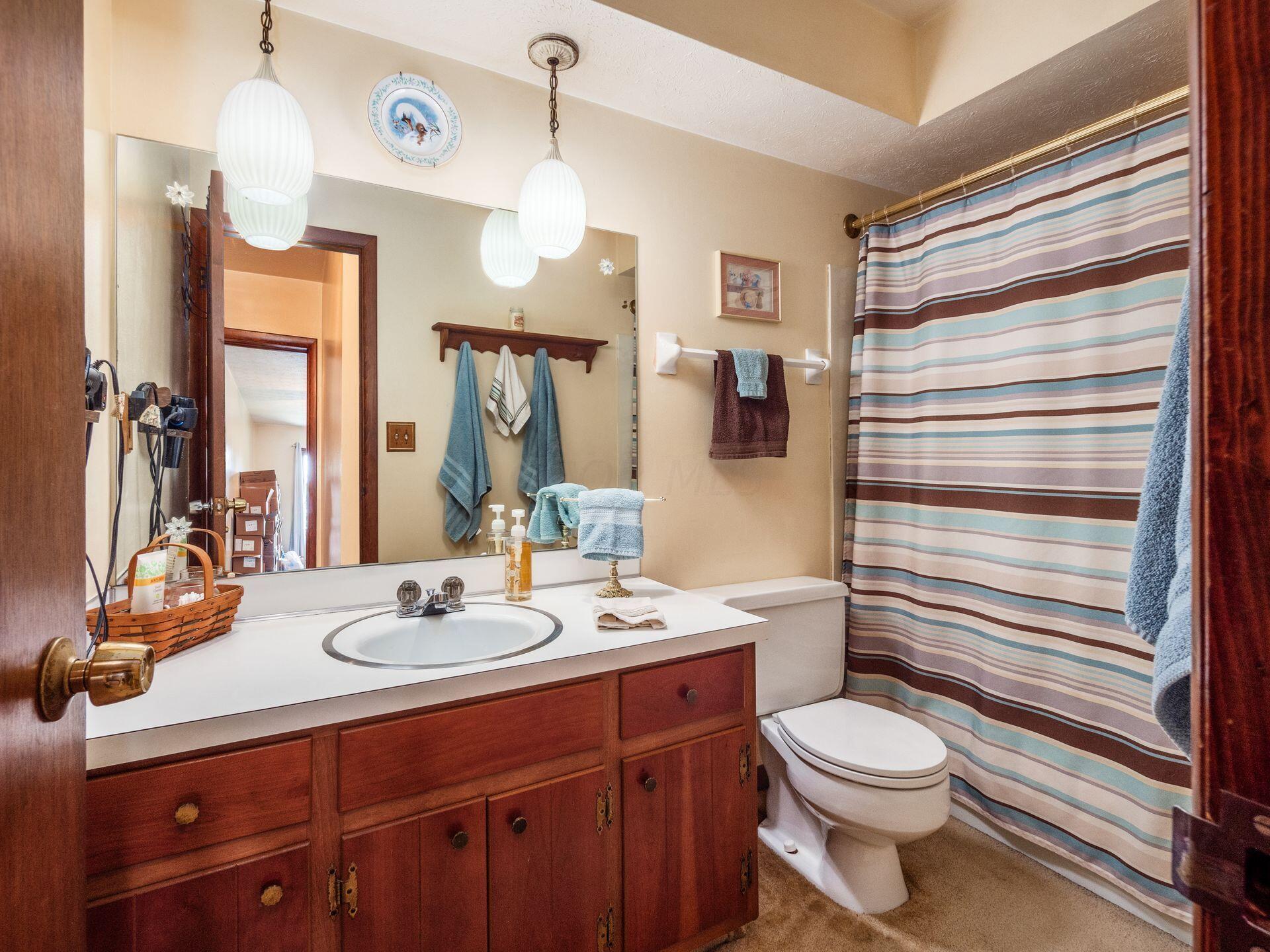 1891 Fairhaven Road Columbus, OH 43229 - Photo 18 of 36 Second full bath with tub/shower combo and extra large vanity!