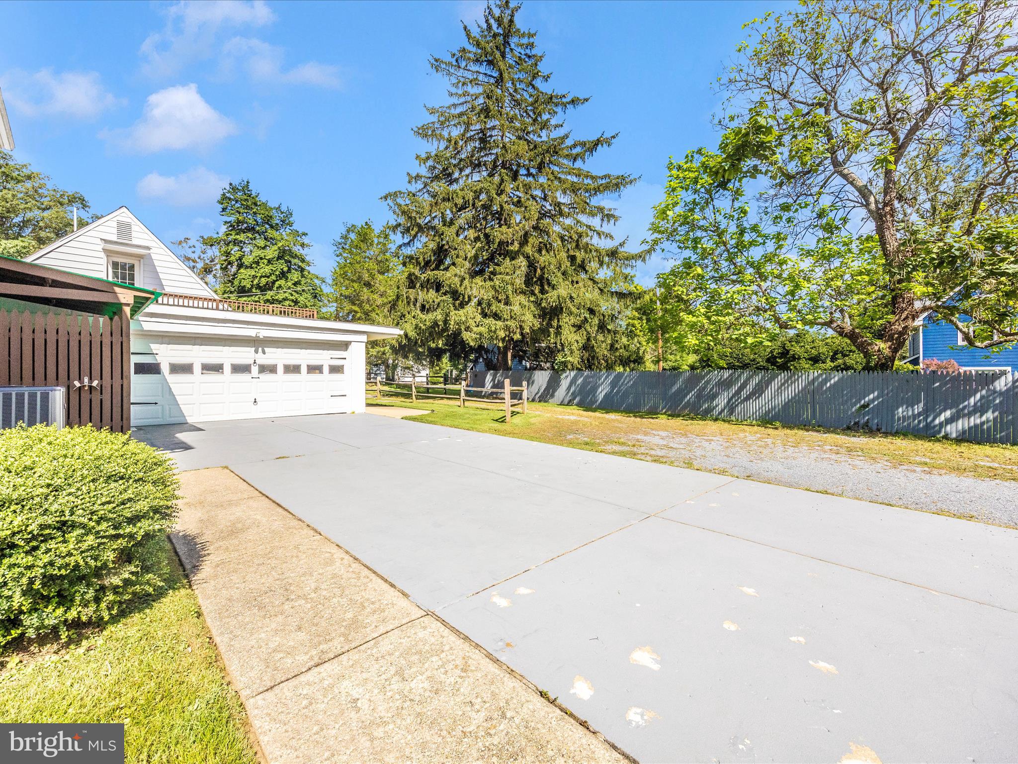 17515 Dr Bird Road Sandy Spring, MD 20860 - Photo 59 of 76 Garage and parking
