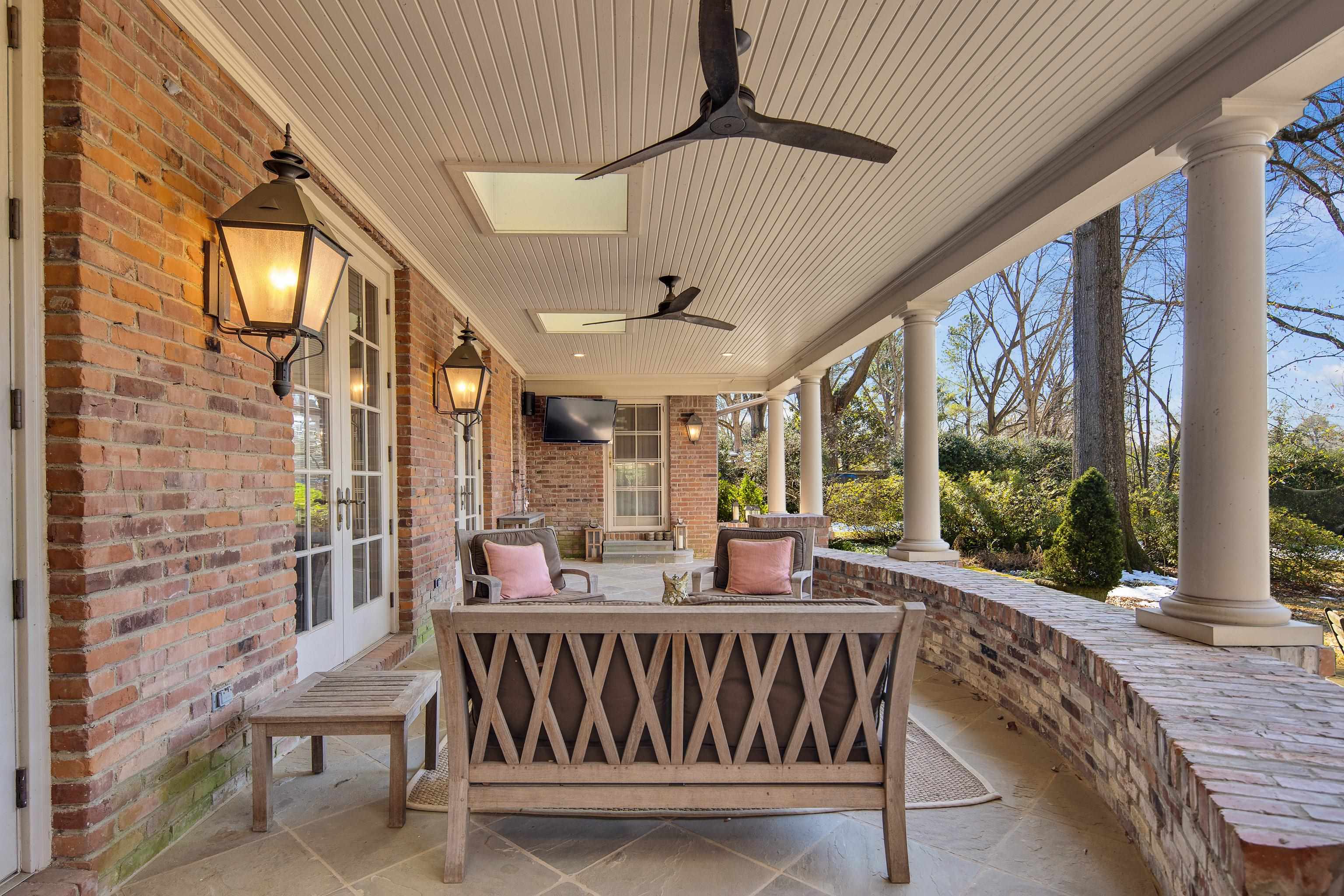 45 Norwal Road Memphis, TN 38117 - Photo 36 of 37 a view of an chairs and table in the balcony