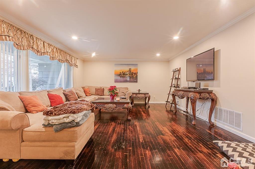 41 Woodmere Road North Brunswick, NJ 08902 - Photo 12 of 33 Gallery Image 12