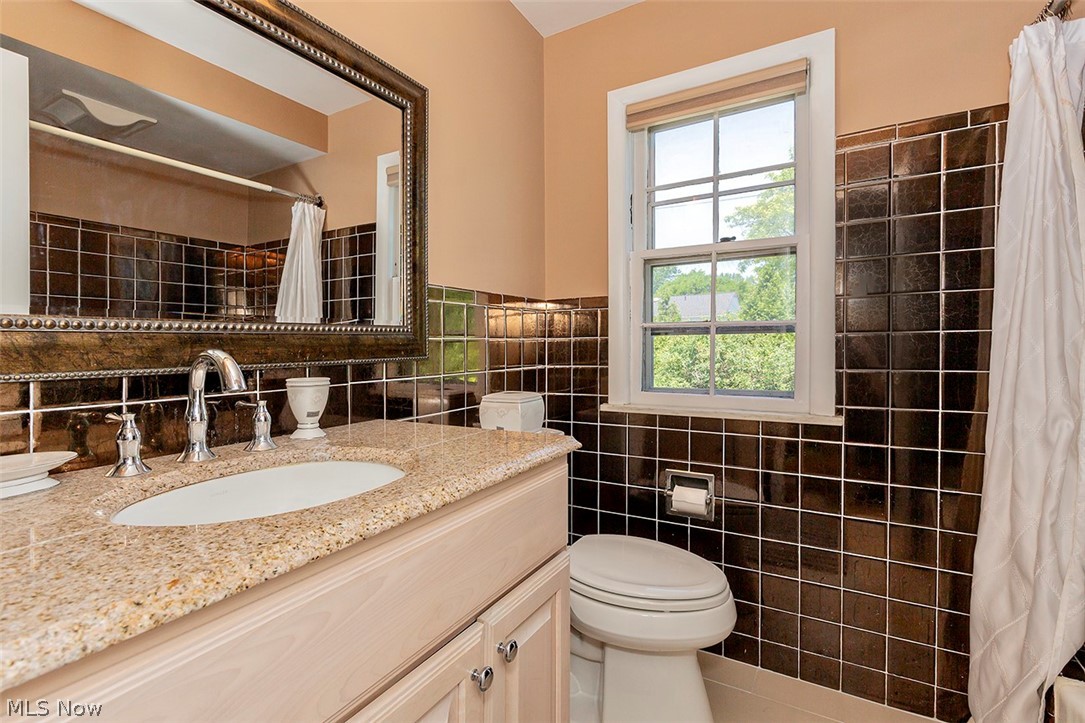 22025 Rye Road Beachwood, OH 44122 - Photo 28 of 34 Hall bath that services the other 3 bedrooms.