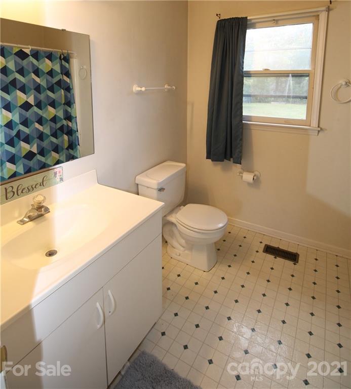 517 Rutledge Drive Catawba, SC 29704 - Photo 13 of 20 a bathroom with a sink toilet and window