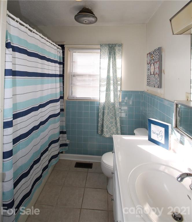 517 Rutledge Drive Catawba, SC 29704 - Photo 14 of 20 a bathroom with a sink and a bathtub