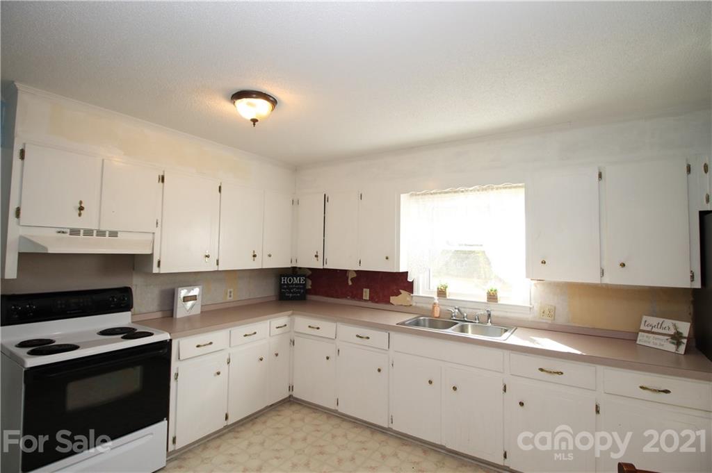 517 Rutledge Drive Catawba, SC 29704 - Photo 5 of 20 a kitchen with granite countertop white cabinets and white appliances