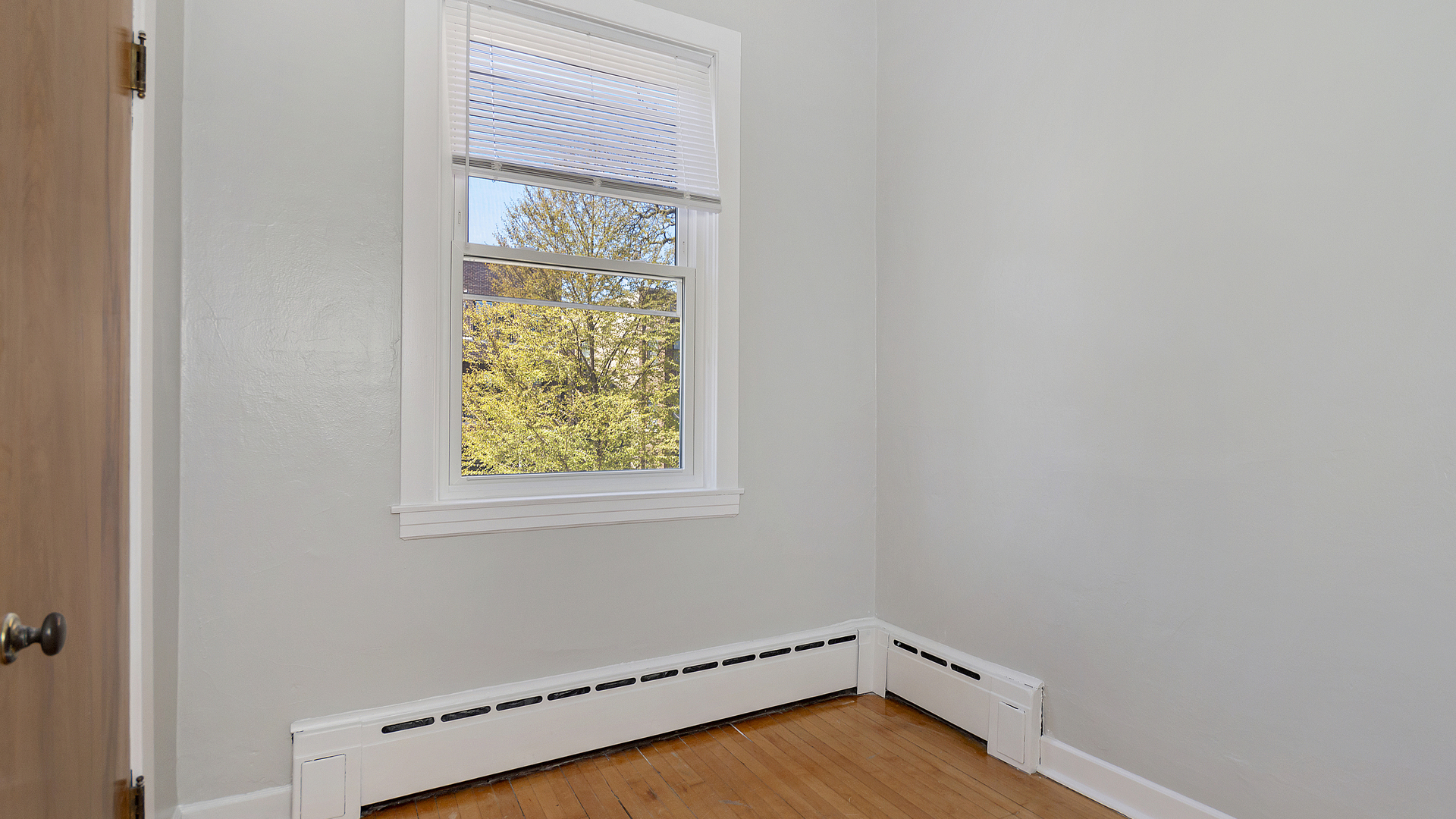 2905 North Burling Street, Unit 2 Chicago, IL 60657 - Photo 13 of 17 an empty room with a window