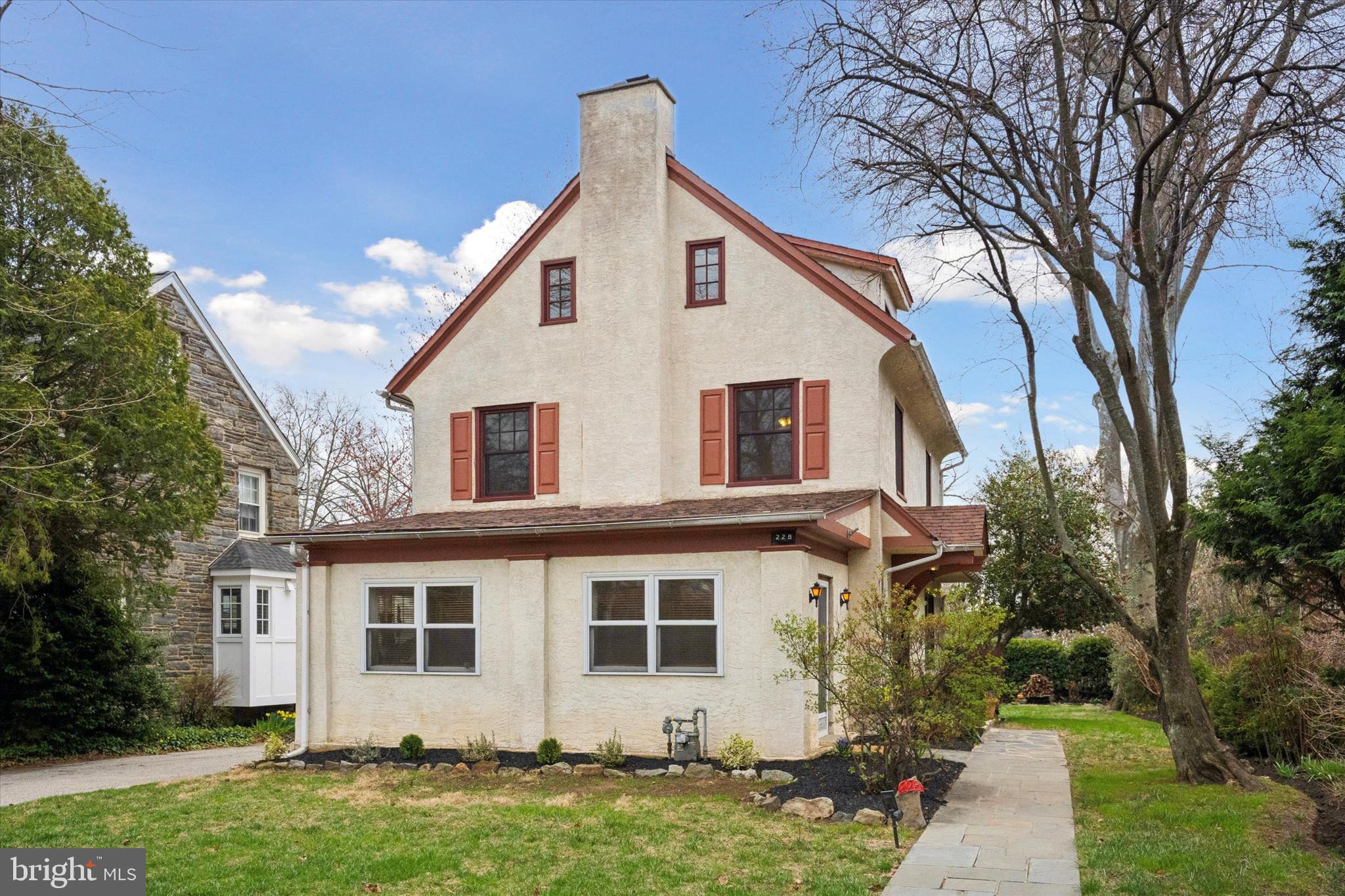 a view of a yard in front of a house