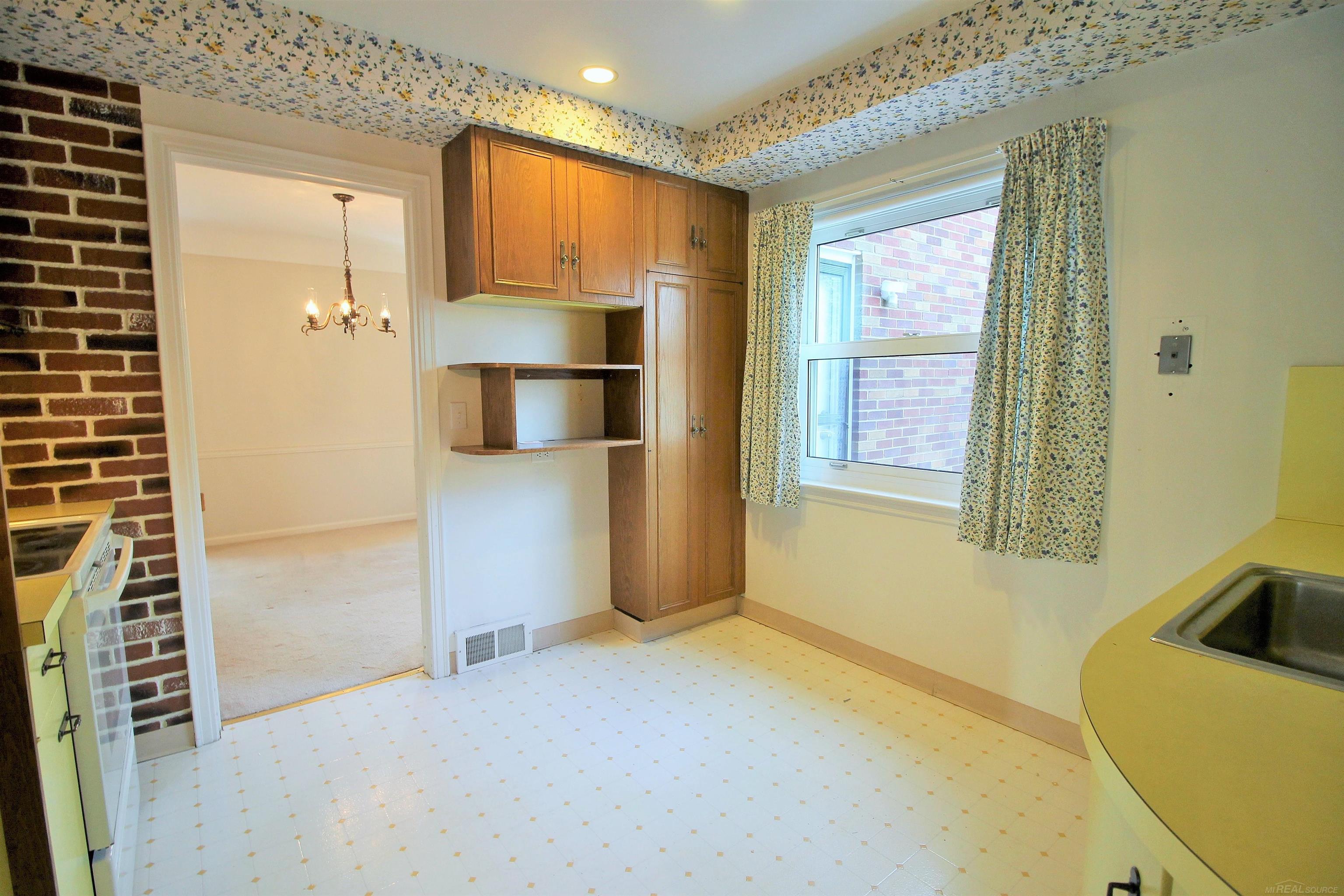 1018 Nottingham Road Grosse Pointe, MI 48230 - Photo 19 of 59 50088890-18.JPG
