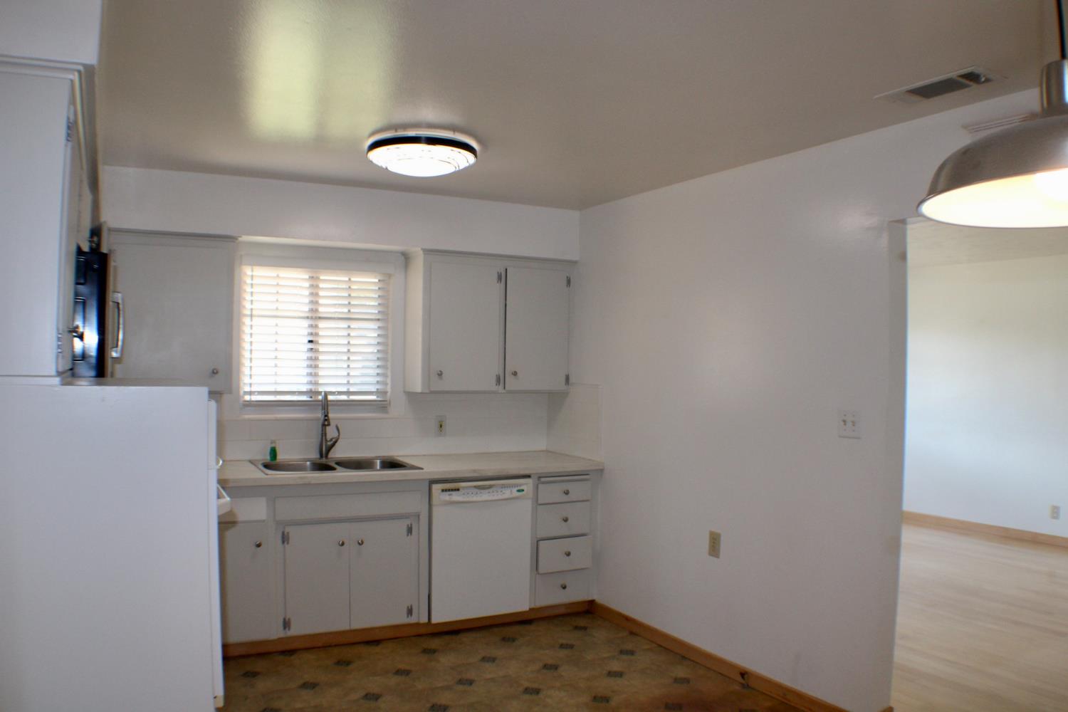 881 West Rialto Avenue Clovis, CA 93612 - Photo 19 of 25 a kitchen with sink cabinets and window