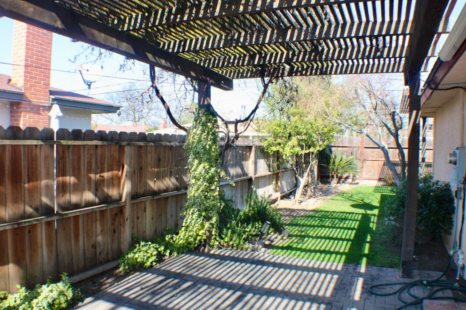 881 West Rialto Avenue Clovis, CA 93612 - Photo 8 of 25 a front view of a house with garden