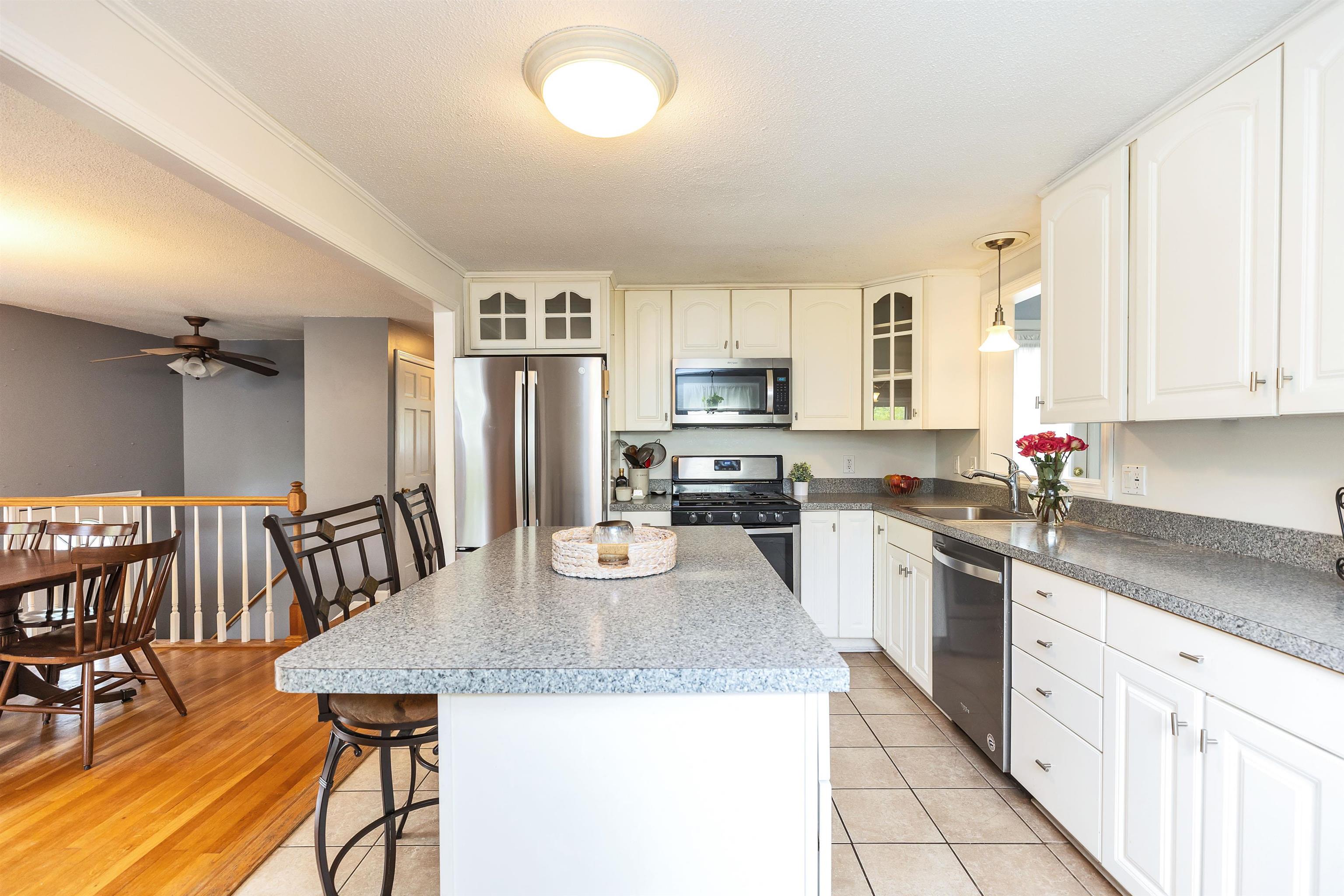 72 Wethersfield Road Nashua, NH 03062 - Photo 8 of 39
