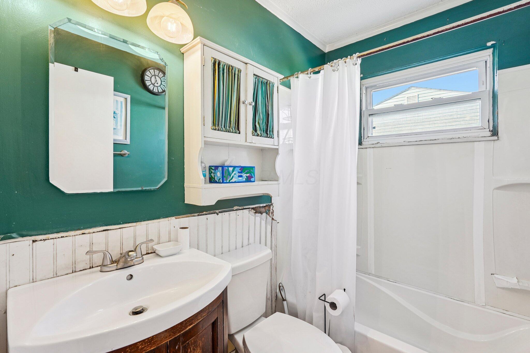 568 Glendora Road Columbus, OH 43207 - Photo 13 of 35 Full Shared Bath