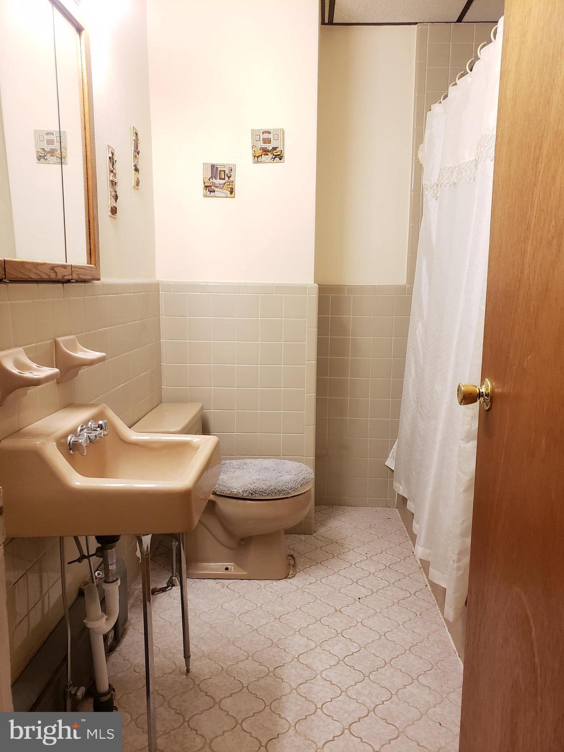 2436 West Ritner Street Philadelphia, PA 19145 - Photo 36 of 64 Upper level Bathroom Tub & Deep Linen closet