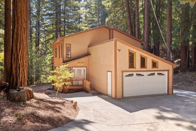 a view of a back yard of the house