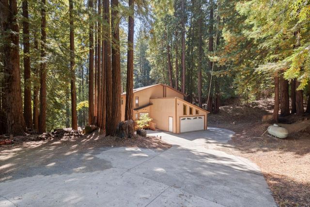 a view of a barn in the middle of a yard