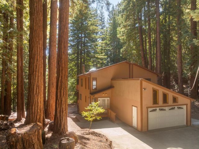 a view of a back yard of the house