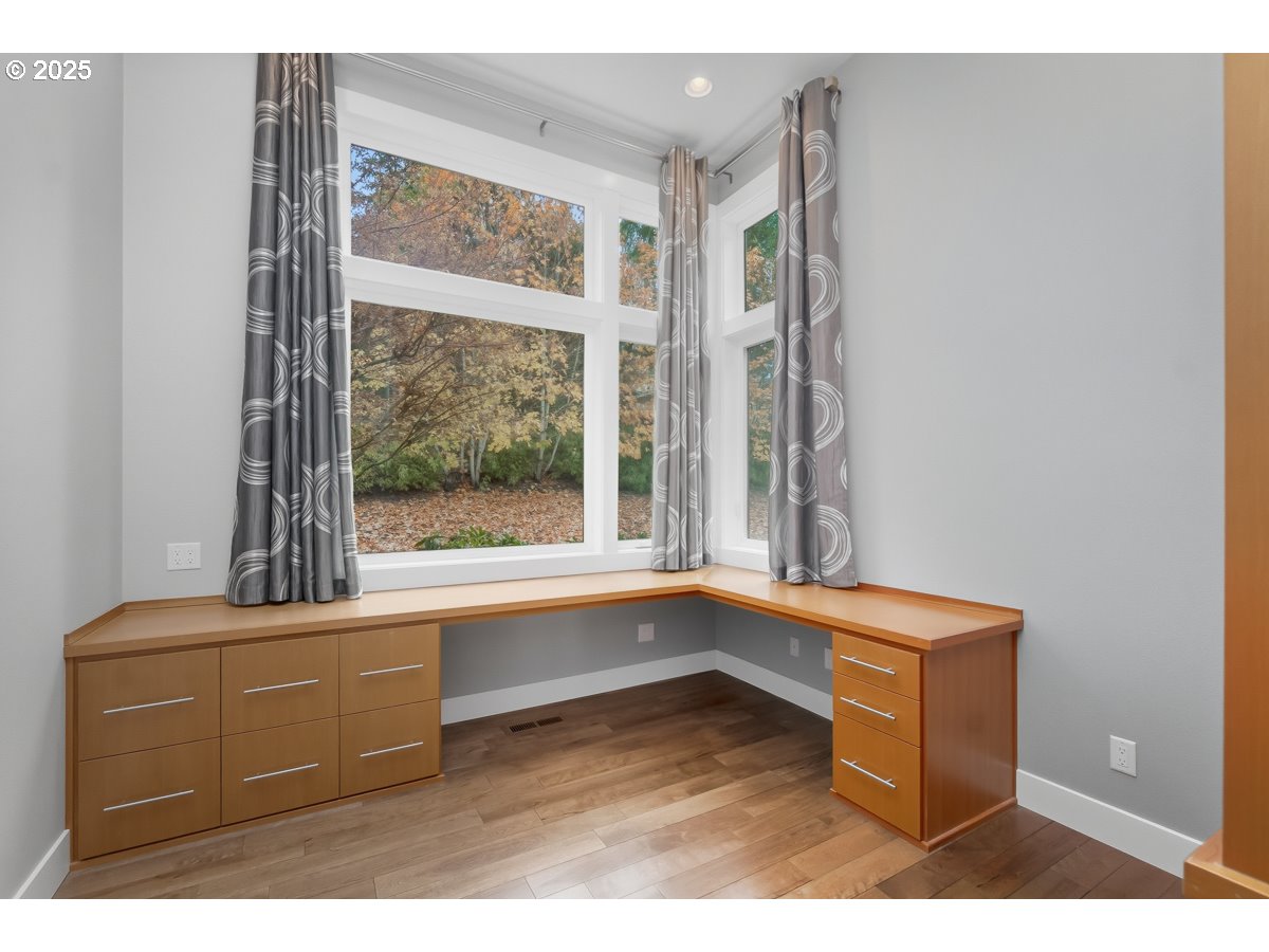 32047 Northeast Corral Creek Road Newberg, OR 97132 - Photo 23 of 40 a room with a large window