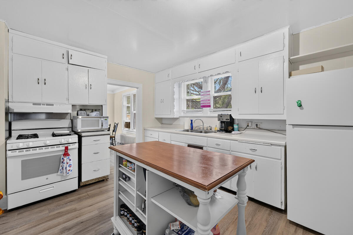 6522 28th Avenue Kenosha, WI 53143 - Photo 5 of 27 Lower Kitchen