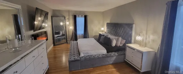 a en suite bathroom with sink and mirror