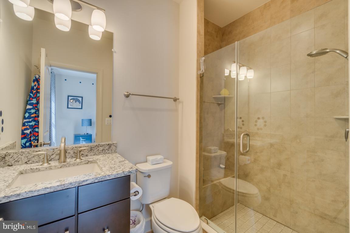 7127 Thrasher Road McLean, VA 22101 - Photo 29 of 46 Full En Suite Bathroom