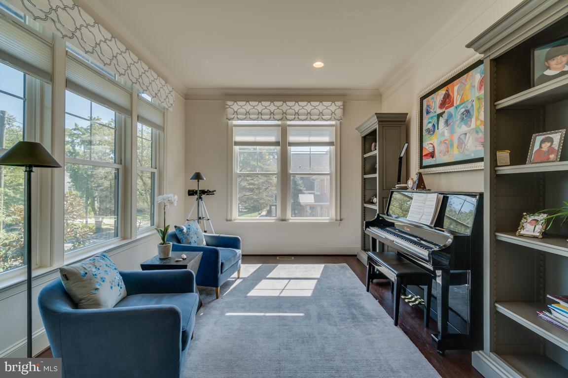 7127 Thrasher Road McLean, VA 22101 - Photo 4 of 46 Bright Living Room