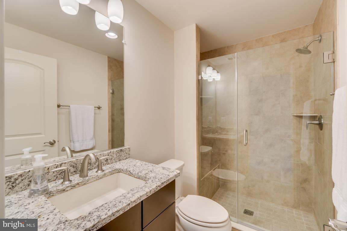 7127 Thrasher Road McLean, VA 22101 - Photo 37 of 46 Full En Suite Bathroom