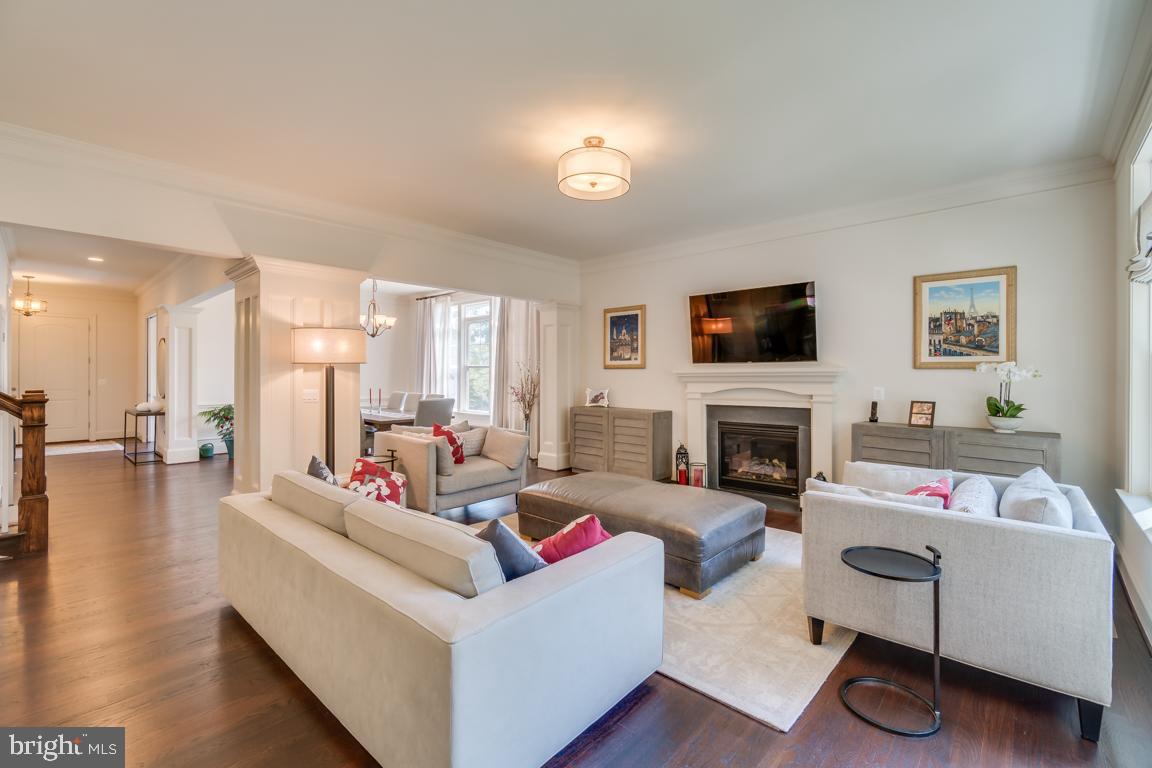 7127 Thrasher Road McLean, VA 22101 - Photo 8 of 46 Grand Family Room with Fireplace