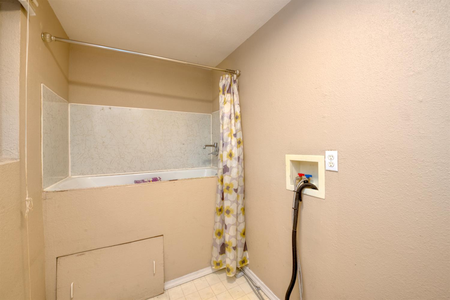 902 Waller Street Gustine, CA 95322 - Photo 15 of 32 a bathroom with a shower