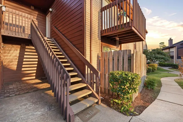a view of entryway with a front door