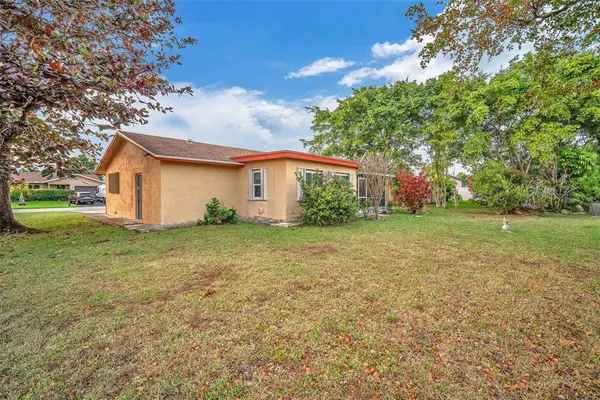 a view of a house with backyard and garden