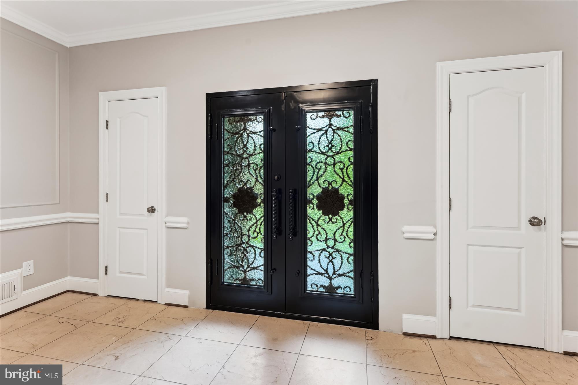 9801 Hall Road Potomac, MD 20854 - Photo 5 of 79 a view of an entryway with white walls