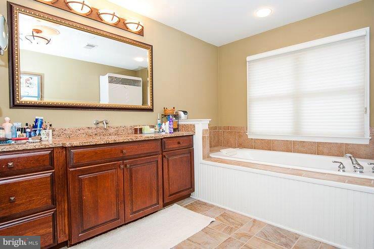 2181 South Glebe Road Arlington, VA 22206 - Photo 22 of 30 Bath (Master)