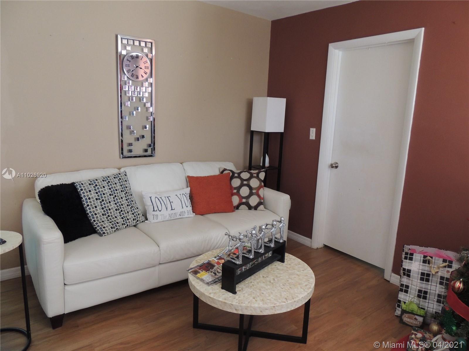 Westwood Lakes Miami, FL 33165 - Photo 16 of 29 a living room with furniture