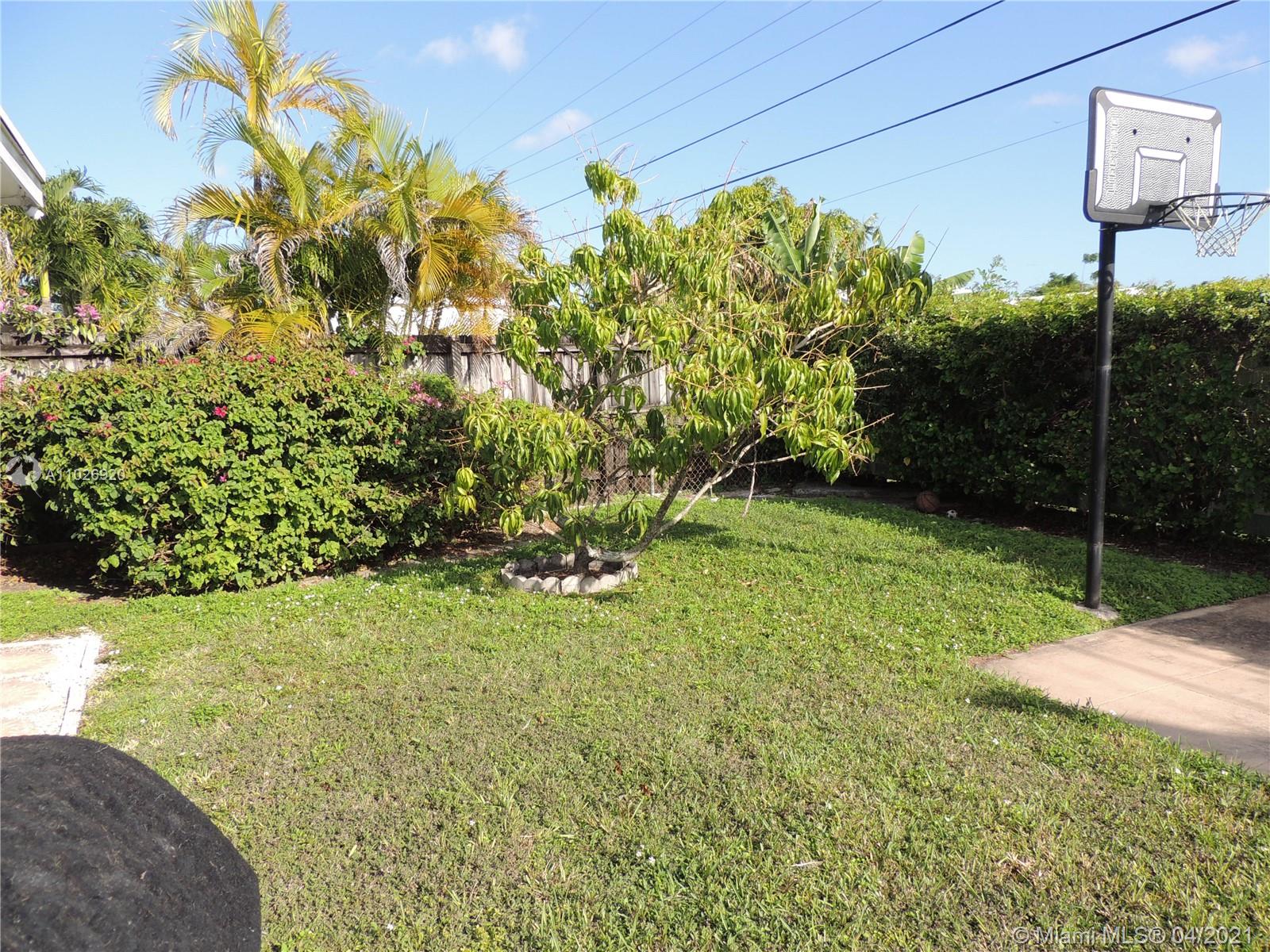 Westwood Lakes Miami, FL 33165 - Photo 27 of 29 a backyard of a house with lots of green space
