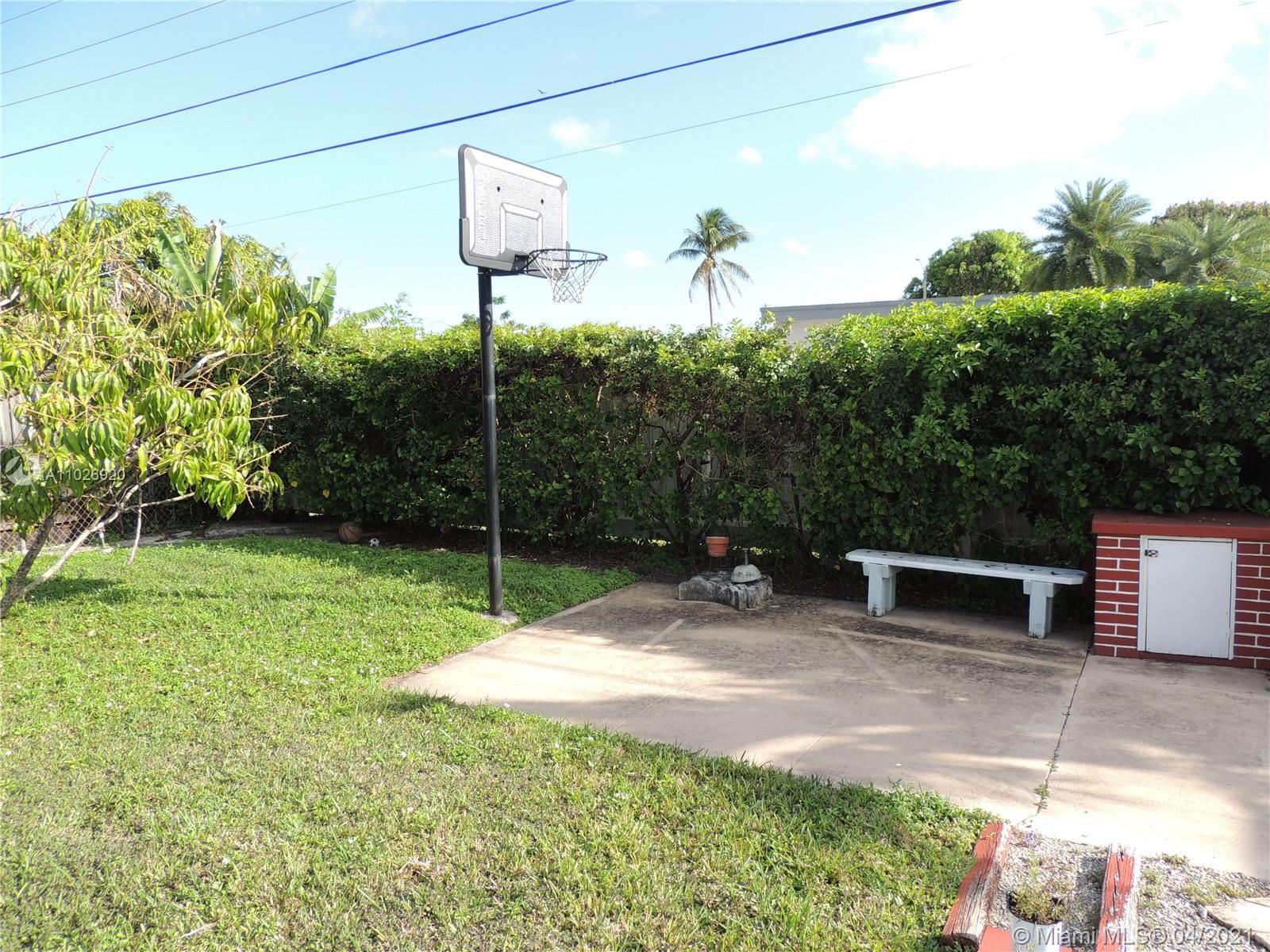 Westwood Lakes Miami, FL 33165 - Photo 28 of 29 a backyard of a house with table and chairs