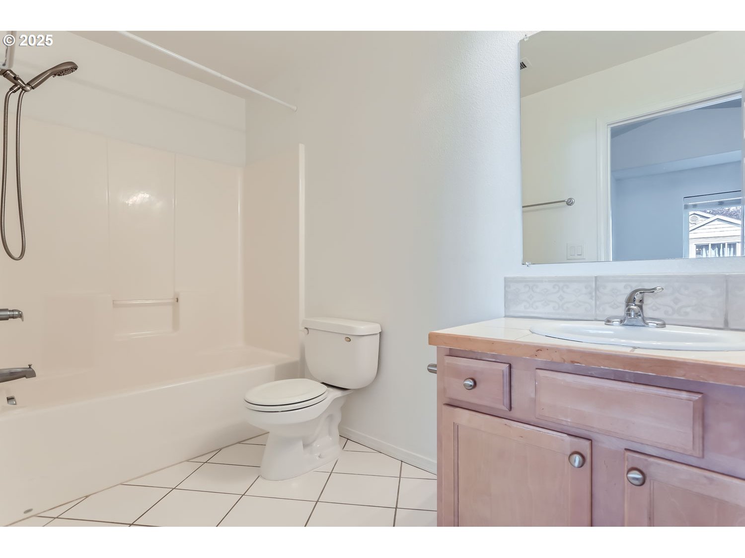 679 Southeast 148th Avenue Portland, OR 97233 - Photo 17 of 27 Bathroom, Attached