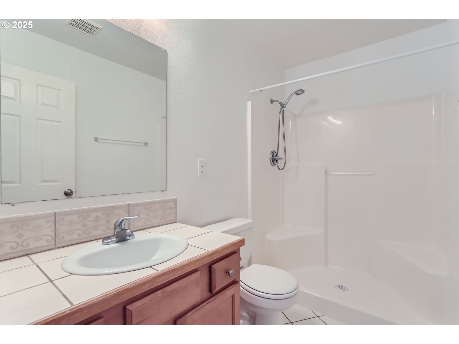 679 Southeast 148th Avenue Portland, OR 97233 - Photo 21 of 27 Bathroom