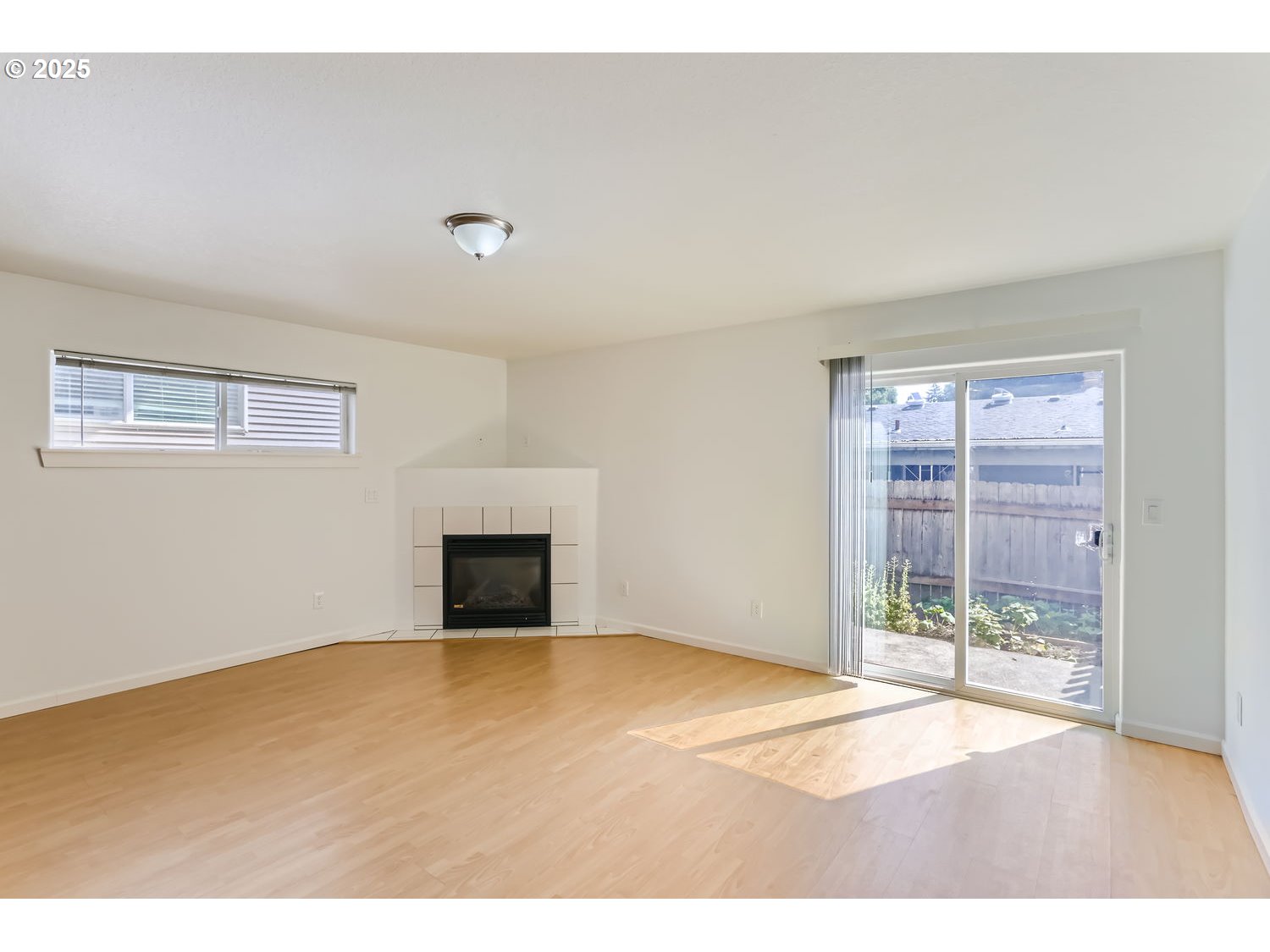 679 Southeast 148th Avenue Portland, OR 97233 - Photo 8 of 27 Living Room/Dining Room