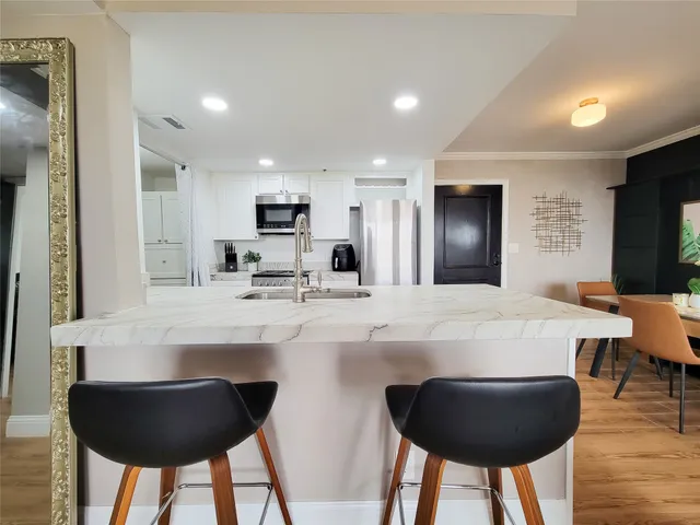 $1,800 | 3525 Sage Road, Unit 908, Houston, TX 77056