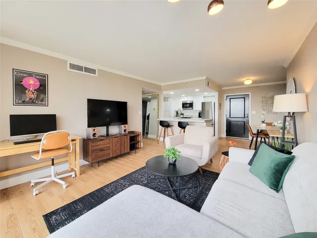 $1,800 | 3525 Sage Road, Unit 908, Houston, TX 77056