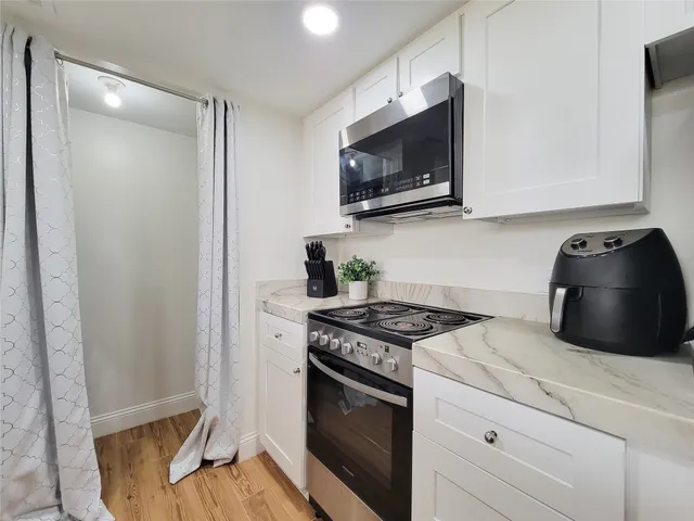 $1,800 | 3525 Sage Road, Unit 908, Houston, TX 77056