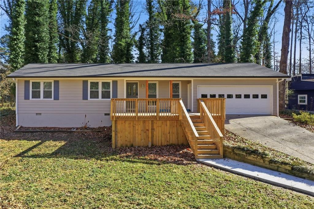 a view of a house with backyard