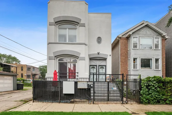 $2,200 | 2042 West Crystal Street, Unit 2F, Chicago, IL 60622