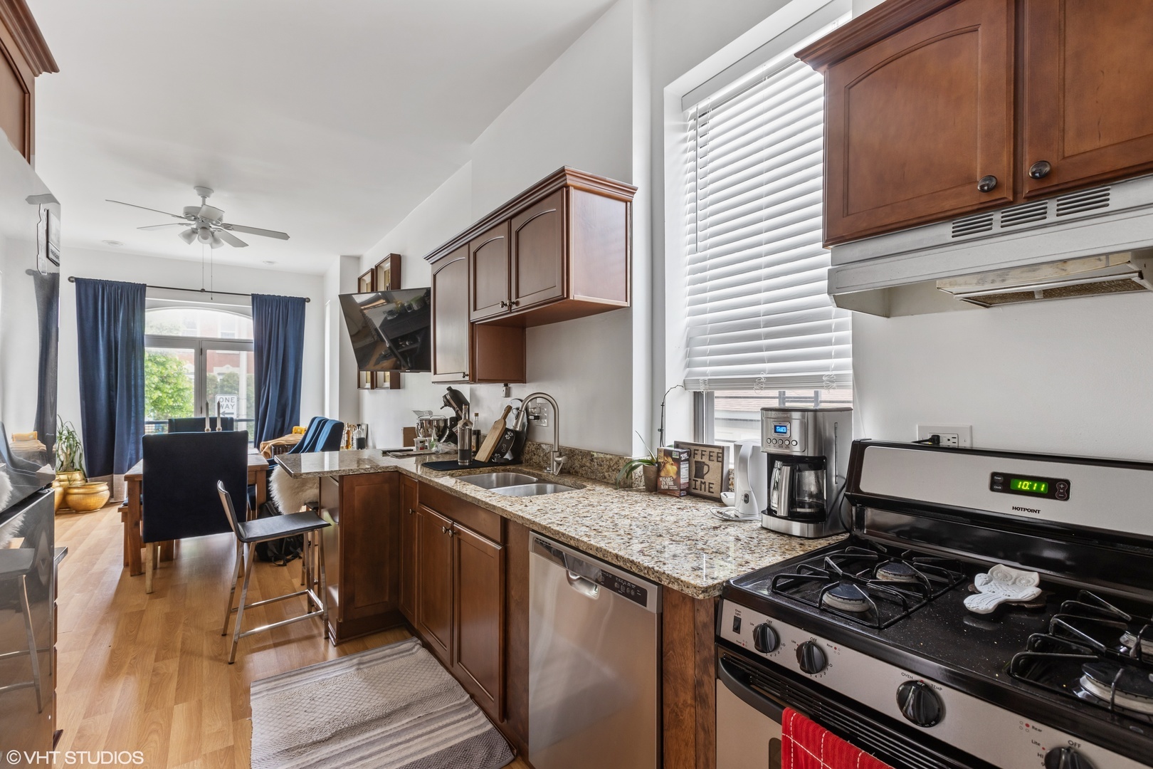 2042 West Crystal Street, Unit 2F Chicago, IL 60622 - Photo 3 of 5