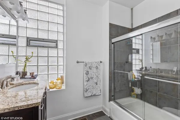 $2,200 | 2042 West Crystal Street, Unit 2F, Chicago, IL 60622