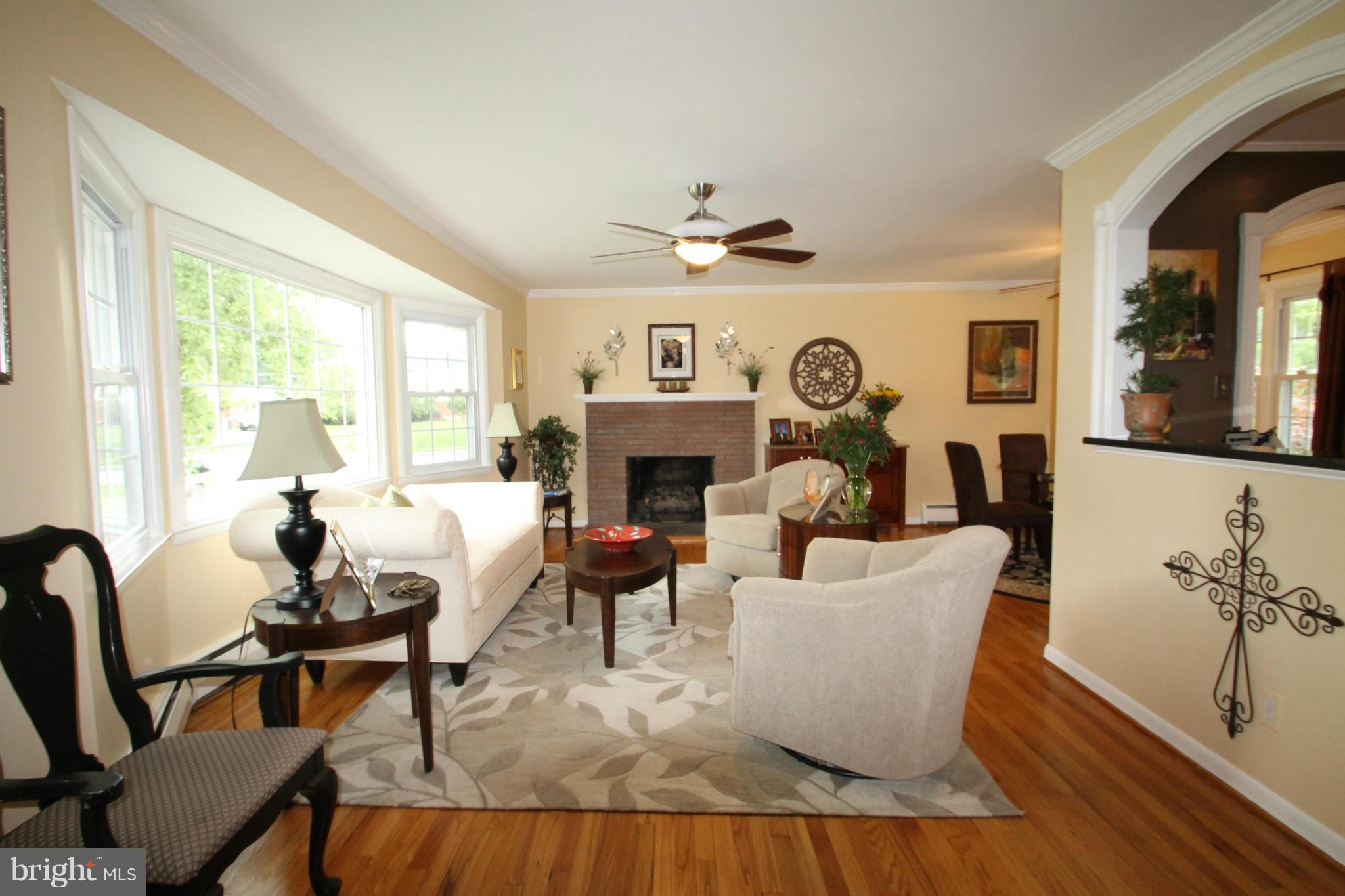 900 Sibley Road Baltimore, MD 21286 - Photo 5 of 18 Living Room