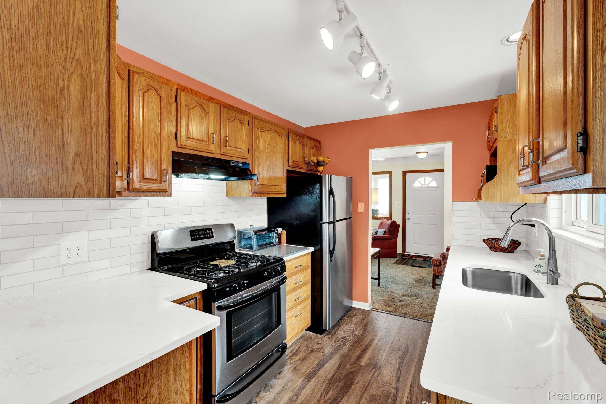 17965 Rainbow Road Fraser, MI 48026 - Photo 6 of 22 Gallery Image 6