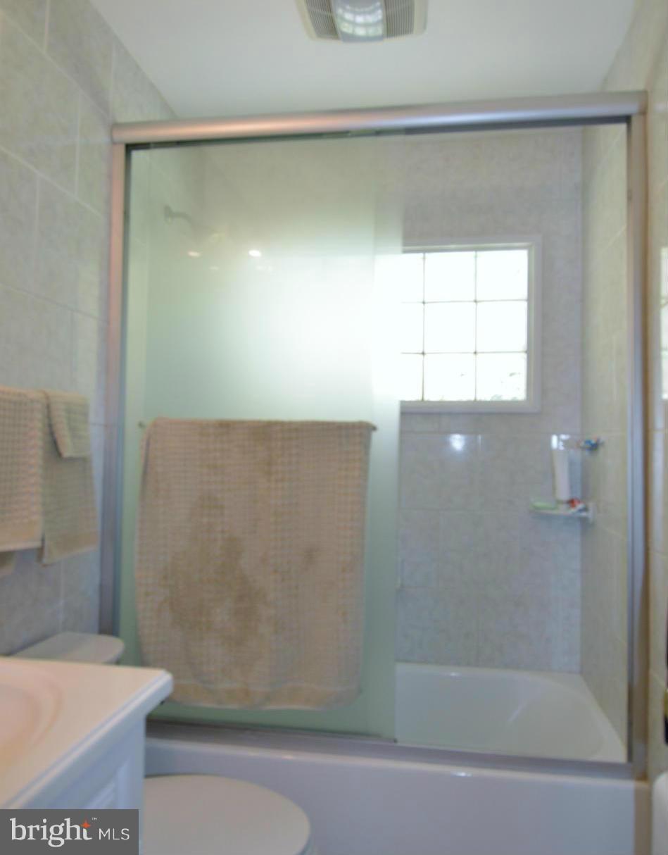 2445 Ellis Road Baltimore, MD 21234 - Photo 16 of 23 Bath